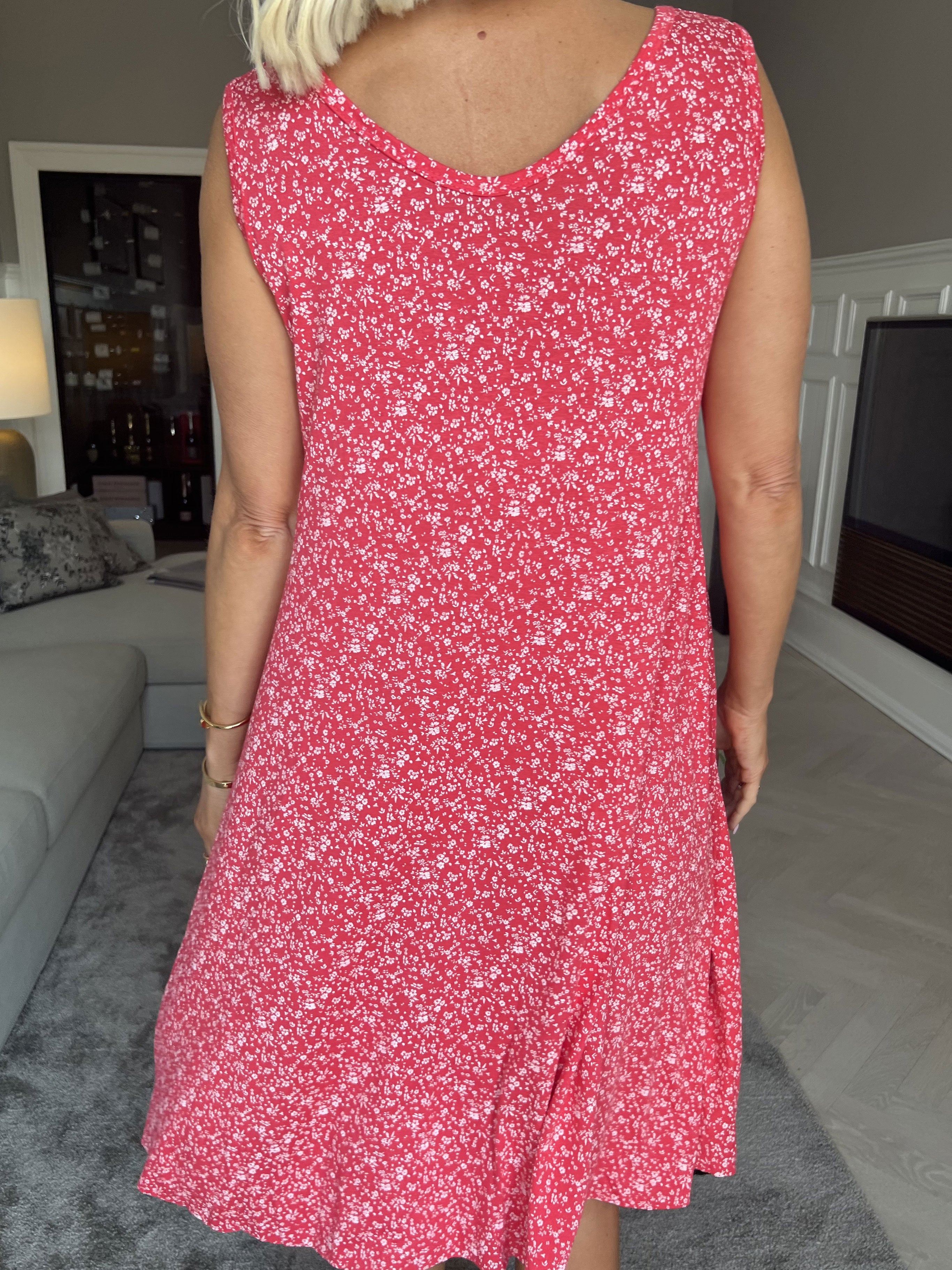 Astrid - Sød sommerkjole i viskose med småt blomsterprint